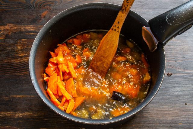 Заливаем овощную смесь готовым куриным или мясным бульоном. Заливаем овощную смесь готовым куриным или мясным бульоном.