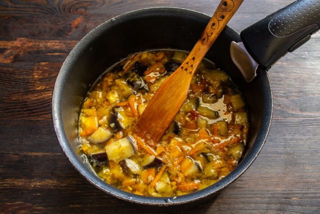 Солим и варим суп на медленном огне 20 минут до мягкости овощей. Солим и варим суп на медленном огне 20 минут до мягкости овощей.