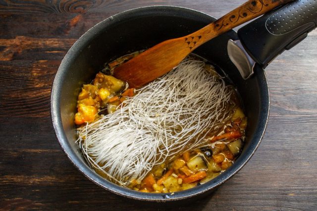 Кладем в кипящий бульон рисовую лапшу и варим 3–4 минуты (или запариваем под крышкой). Кладем в кипящий бульон рисовую лапшу и варим 3–4 минуты (или запариваем под крышкой).