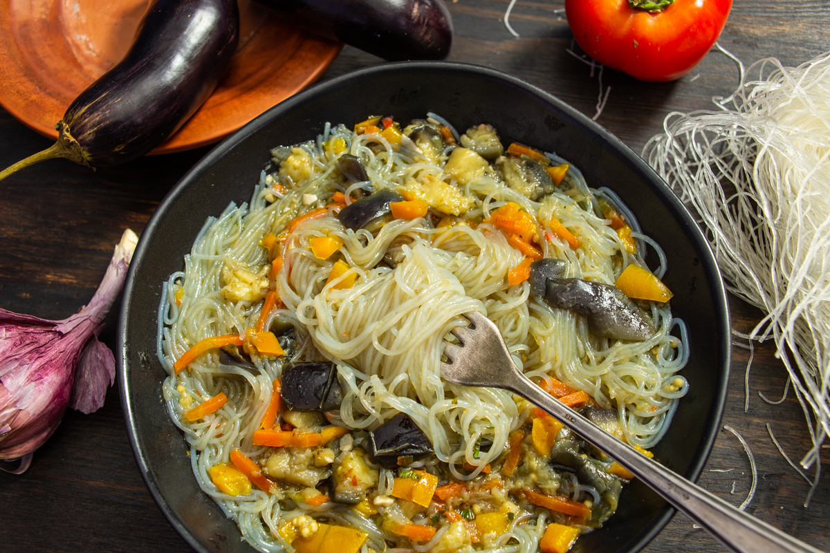 Суп с баклажанами и рисовой лапшой