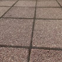 Покрытие из каменной крошки на полимерном связующем обладает пористой структурой. Вода не задерживается на поверхности, а сразу уходит в грунт, предотвращая образование наледи. Шершавая текстура гарантирует отличное сцепление. Покрытие из каменной крошки на полимерном связующем обладает пористой структурой. Вода не задерживается на поверхности, а сразу уходит в грунт, предотвращая образование наледи. Шершавая текстура гарантирует отличное сцепление.