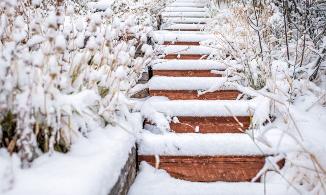 Без обработки лестница превращается в каток. Еще на этапе строительства важно предусмотреть правильный уклон для стока воды, чтобы зимой на ступенях не намерзал лед. Без обработки лестница превращается в каток. Еще на этапе строительства важно предусмотреть правильный уклон для стока воды, чтобы зимой на ступенях не намерзал лед.