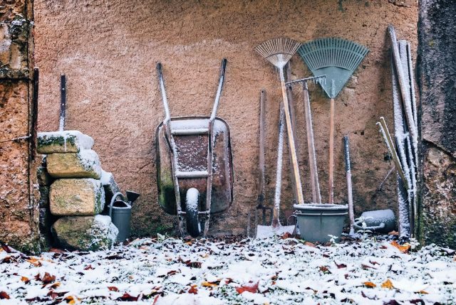 Лопаты и скребки не должны валяться под снегом — отведите для них место под навесом. Так инструменты не заржавеют, черенки не сгниют, а во время снегопада всё необходимое будет под рукой. Лопаты и скребки не должны валяться под снегом — отведите для них место под навесом. Так инструменты не заржавеют, черенки не сгниют, а во время снегопада всё необходимое будет под рукой.