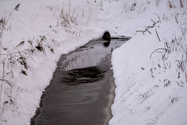 Открытые дренажные канавы и системы водоотвода критически важны на глинистых участках. Они предотвращают застой влаги, которая при замерзании расширяется и вызывает пучение грунта, разрушая дорожки и фундаменты зданий. Открытые дренажные канавы и системы водоотвода критически важны на глинистых участках. Они предотвращают застой влаги, которая при замерзании расширяется и вызывает пучение грунта, разрушая дорожки и фундаменты зданий.