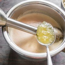 Погружным блендером измельчаем бульон с морковью до однородного состояния. Добавляем бульон с желатином и еще раз перемешиваем.