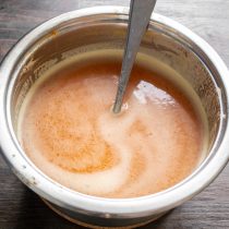 Ставим кастрюльку на плиту. Нагреваем примерно до 80 градусов по Цельсию. Образовавшуюся пенку снимаем столовой ложкой.