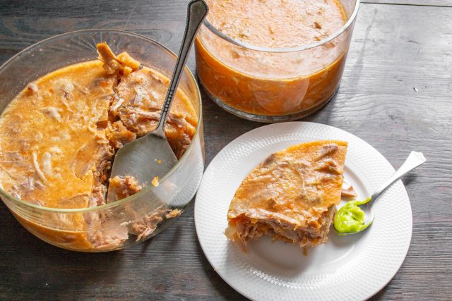 Подаем заливное из индейки на стол охлажденным. Очень вкусно с хреном, васаби или горчицей. Приятного аппетита!