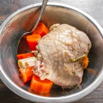 Достаем вареные голени индейки и вареную морковку из бульона.