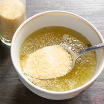 Отделяем примерно 200 мл бульона. Остужаем бульон в холодильнике до комнатной температуры. Насыпаем в холодный бульон порошковый желатин,