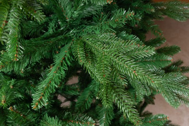 Вблизи магия немного рассеивается: идеальная хвоя из ПВХ вечна, но никогда не заменит живую фактуру. Зато никаких иголок на полу.