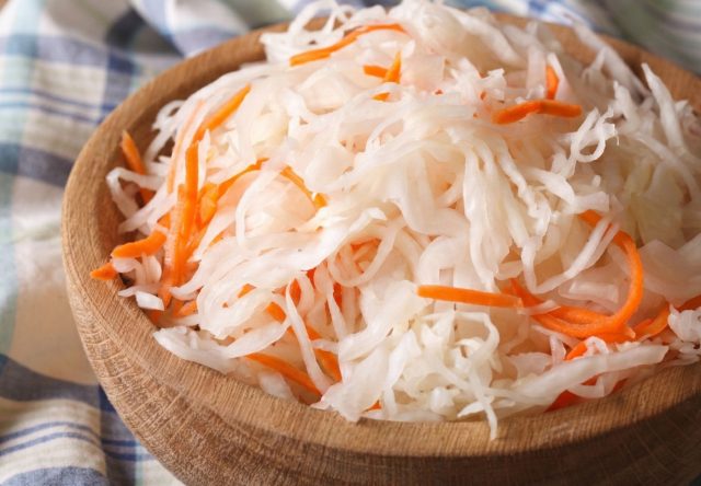  Квашеная капуста — не пережиток, а мощный суперфуд! В ней больше пробиотиков, чем в йогурте, плюс витамины С и К2. Главное — выбирайте продукт без уксуса, чтобы получить живые бактерии. 