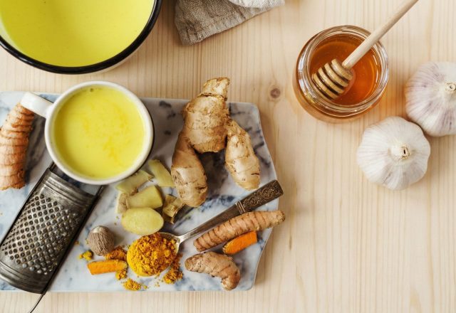 Мощное трио от простуды: имбирь, куркума и мёд. Имбирь согревает, куркума снимает воспаление (добавьте перец для усвоения!), а мёд лечит горло. Главное — не кладите мёд в кипяток. Будьте здоровы!