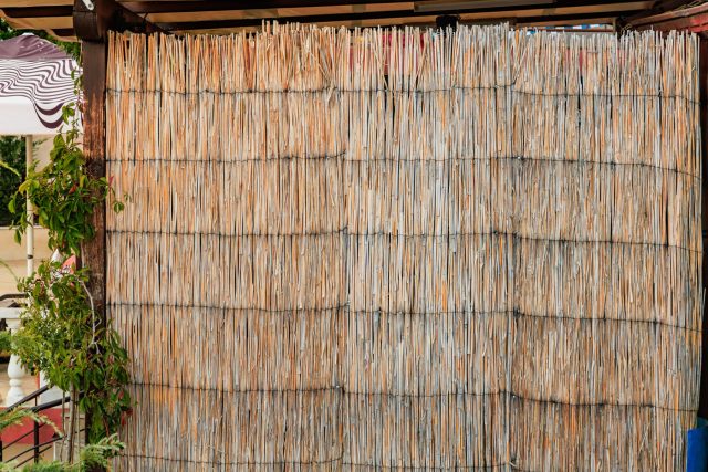 Бамбуковые и тростниковые полотна — самый быстрый способ обновить старый забор. Они экологичны, легко монтируются и создают легкую полутень, сохраняя циркуляцию воздуха и добавляя ландшафту нотки природного спокойствия. Бамбуковые и тростниковые полотна — самый быстрый способ обновить старый забор. Они экологичны, легко монтируются и создают легкую полутень, сохраняя циркуляцию воздуха и добавляя ландшафту нотки природного спокойствия.