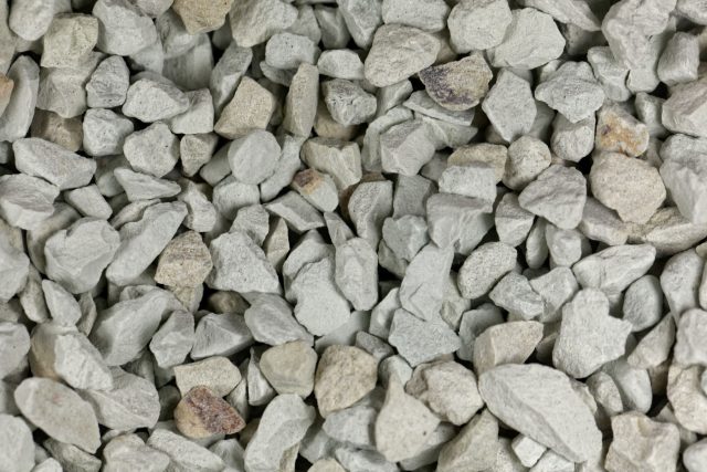 Внесение цеолитсодержащих почвоулучшителей помогает снизить расход удобрений и сократить количество и объёмы поливов. Эффект наиболее заметен на песчаных или торфянистых почвах, а также в засушливых регионах в целом.