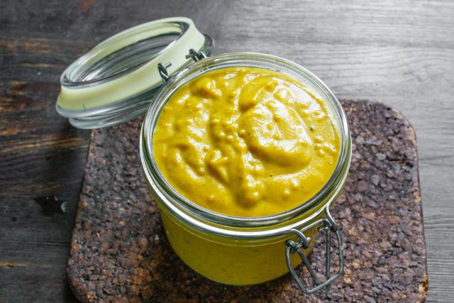 Фасуем готовую массу в чистую емкость для хранения. Заполняем сухую стеклянную банку, герметично закрываем крышкой и оставляем зреть минимум на 24 часа.