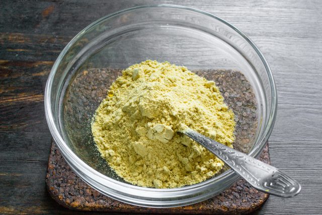 Добавляем в миску к специям основной ингредиент. Высыпаем весь объем сухого горчичного порошка, чтобы подготовить сухую базу к тщательному смешиванию.