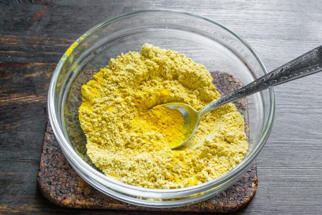 Тщательно перемешиваем ложкой все сухие ингредиенты. Добиваемся полного распределения куркумы в порошке для получения однородного, яркого желтого цвета.
