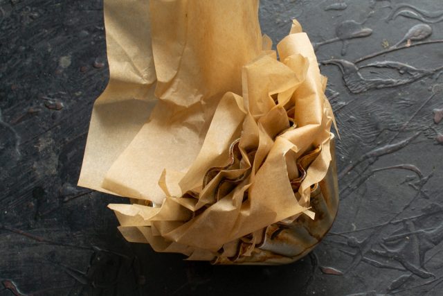 Собираем формы в стопку и срезаем лишнюю бумагу, оставляя бортик 2–3 см. Если пергамент с силиконом, смазывать его маслом не нужно Собираем формы в стопку и срезаем лишнюю бумагу, оставляя бортик 2–3 см. Если пергамент с силиконом, смазывать его маслом не нужно