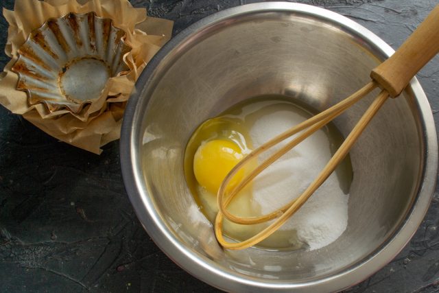 Начинаем приготовление теста: в глубокую миску насыпаем сахарный песок и разбиваем одно куриное яйцо. Начинаем приготовление теста: в глубокую миску насыпаем сахарный песок и разбиваем одно куриное яйцо.