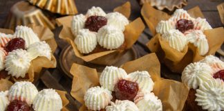 Кексы с грецкими орехами и взбитыми сливками