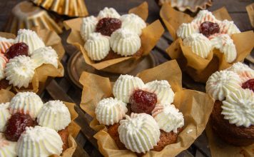 Кексы с грецкими орехами и взбитыми сливками