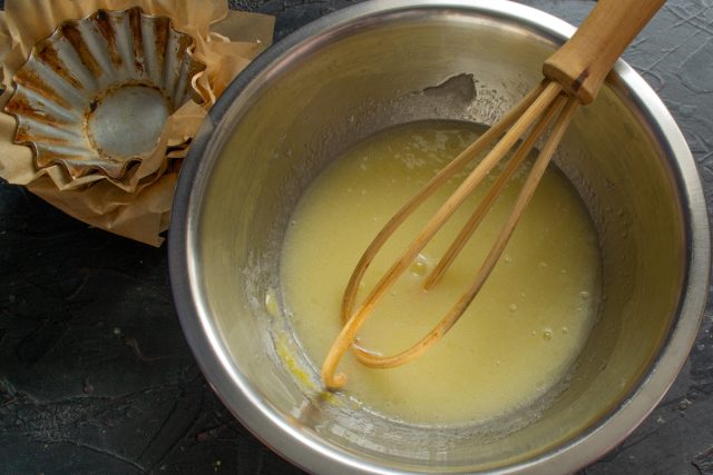 Вливаем к яйцу и сахару растопленное (но остывшее!) сливочное масло, затем добавляем молоко. Вливаем к яйцу и сахару растопленное (но остывшее!) сливочное масло, затем добавляем молоко.