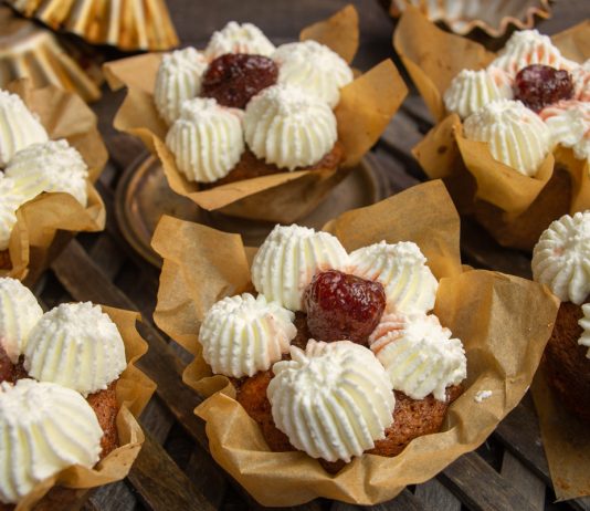 Кексы с грецкими орехами и взбитыми сливками