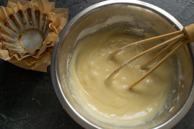 Тщательно перемешиваем муку с жидкой массой. Используем венчик или лопатку, добиваясь полной однородности теста Тщательно перемешиваем муку с жидкой массой. Используем венчик или лопатку, добиваясь полной однородности теста