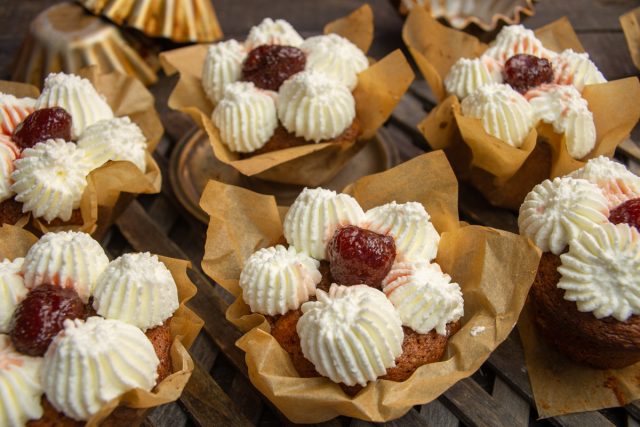 Кексы с грецкими орехами и взбитыми сливками Кексы с грецкими орехами и взбитыми сливками