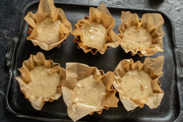 Раскладываем отдохнувшее тесто по подготовленным формочкам с бумажными вкладышами. Раскладываем отдохнувшее тесто по подготовленным формочкам с бумажными вкладышами.