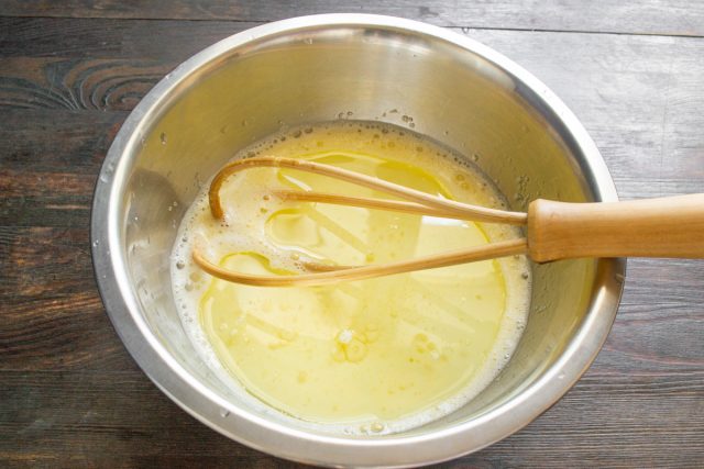 Добавляем в жидкую основу рафинированное растительное масло без запаха.