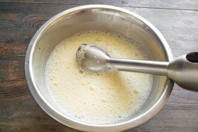 Тщательно взбиваем жидкие ингредиенты погружным блендером. Добиваемся полного растворения кристаллов сахара в эмульсии перед введением сухой смеси.