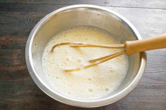 Оставляем смесь на несколько минут при ручном взбивании венчиком. Даем сахару время самостоятельно раствориться в яично-молочной массе перед замесом.