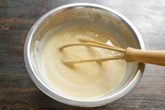 Замешиваем тесто, накрываем пленкой и оставляем при комнатной температуре на 30 минут. Даем манке набухнуть, затем еще раз тщательно перемешиваем массу.