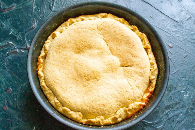 Ставим пирог в разогретую до 170 градусов духовку на 30 минут. Выпекаем до готовности, пока корочка не станет золотистой, затем достаем из духовки.