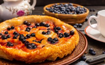 Перевернутый пирог с грушами и голубикой