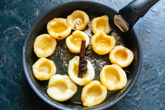 Готовим груши десять минут, один раз переворачиваем. В конце достаем из сковороды специи, снимаем с огня и остужаем начинку перед выкладыванием теста.