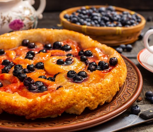 Перевернутый пирог с грушами и голубикой