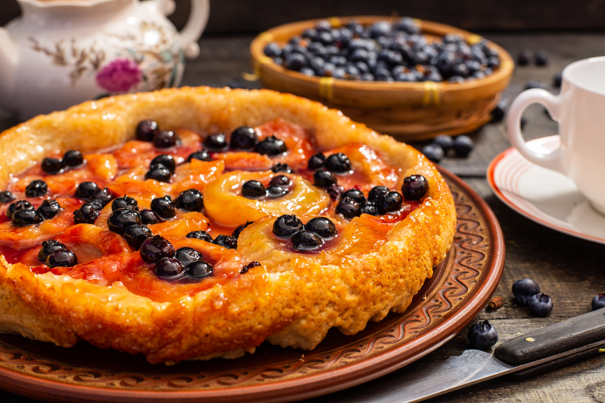 Перевернутый пирог с грушами и голубикой