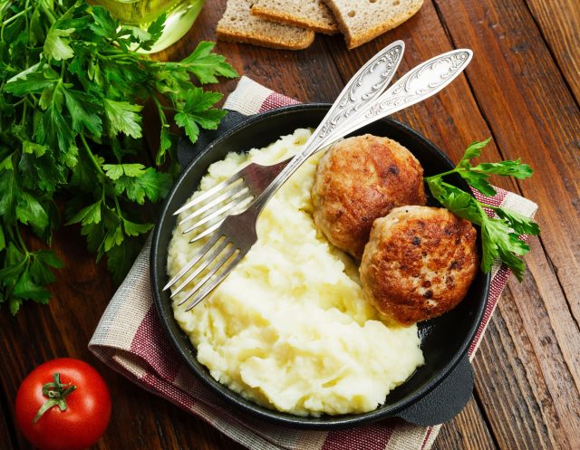 Масло «на глаз» превращает пюре в катастрофу. Скрытый жир тает и исчезает, но организм получает удар в 300–600 лишних ккал. За месяц таких «щедрых» ужинов незаметно набегают реальные килограммы жира, хотя нам кажется, что мы питаемся скромно и абсолютно диетически.