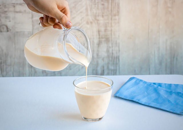 Ряженка — ферментированный продукт из топлёного молока с мягким карамельным вкусом. Благодаря реакции Майяра она содержит антиоксиданты, поддерживает слизистую кишечника и даёт больше кальция, чем кефир. Работает только живая ряженка с коротким сроком хранения. Ряженка — ферментированный продукт из топлёного молока с мягким карамельным вкусом. Благодаря реакции Майяра она содержит антиоксиданты, поддерживает слизистую кишечника и даёт больше кальция, чем кефир. Работает только живая ряженка с коротким сроком хранения.