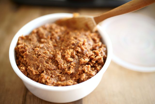 Мисо — ферментированная соевая паста с активными ферментами и полезными бактериями. Она облегчает переваривание белков, снижает нагрузку на желудок и поддерживает микрофлору, особенно при вялом пищеварении и стрессе.