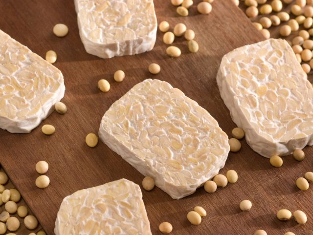 Темпе — ферментированная соя, богатая белком и пробиотиками. Благодаря брожению продукт легко усваивается, не вызывает вздутия и помогает росту собственной микрофлоры, в отличие от обычных бобовых. Темпе — ферментированная соя, богатая белком и пробиотиками. Благодаря брожению продукт легко усваивается, не вызывает вздутия и помогает росту собственной микрофлоры, в отличие от обычных бобовых.