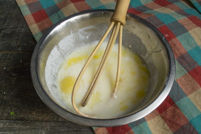 Смешиваем в глубокой миске сметану, яйца и сахарный песок. Взбиваем ингредиенты венчиком до полной однородности и добавляем щепотку мелкой соли для баланса. Смешиваем в глубокой миске сметану, яйца и сахарный песок. Взбиваем ингредиенты венчиком до полной однородности и добавляем щепотку мелкой соли для баланса.