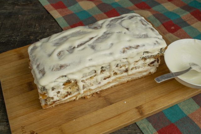 Обильно обмазываем верх и боковые стороны собранного пирога оставшимся сметанным кремом. Разравниваем поверхность ножом или шпателем для аккуратного вида. Обильно обмазываем верх и боковые стороны собранного пирога оставшимся сметанным кремом. Разравниваем поверхность ножом или шпателем для аккуратного вида.