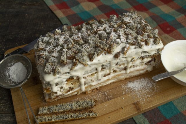 Измельчаем обрезки макового коржа в крошку и украшаем бока и верх пирога. Через мелкое ситечко посыпаем поверхность небольшим количеством сахарной пудры. Измельчаем обрезки макового коржа в крошку и украшаем бока и верх пирога. Через мелкое ситечко посыпаем поверхность небольшим количеством сахарной пудры.