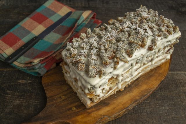 Убираем пирог в холодильник на 2-3 часа для стабилизации и пропитки слоев. Подаем охлажденный трехслойный десерт к горячему чаю или кофе, нарезав на порции. Убираем пирог в холодильник на 2-3 часа для стабилизации и пропитки слоев. Подаем охлажденный трехслойный десерт к горячему чаю или кофе, нарезав на порции.