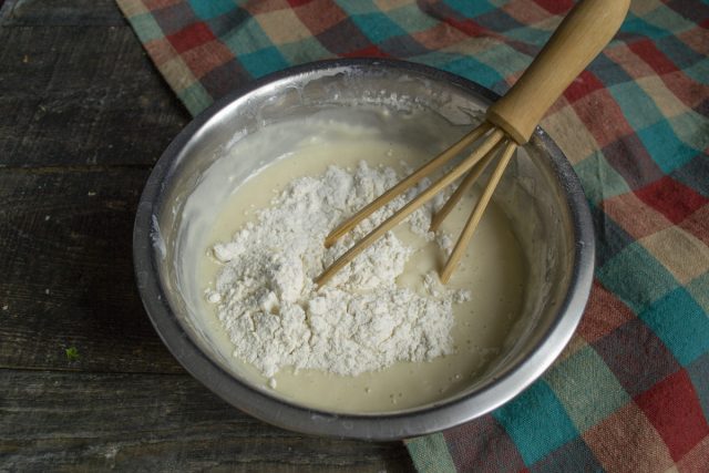 Всыпаем просеянную пшеничную муку, добавляем соду и разрыхлитель. Использование двух разрыхляющих агентов обеспечит тесту на сметане особую пышность и пористость. Всыпаем просеянную пшеничную муку, добавляем соду и разрыхлитель. Использование двух разрыхляющих агентов обеспечит тесту на сметане особую пышность и пористость.