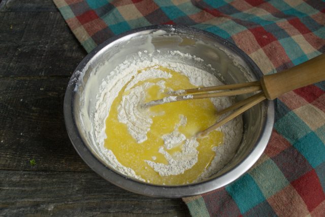 Вливаем в миску растопленное и немного остывшее сливочное масло. Вливаем в миску растопленное и немного остывшее сливочное масло.