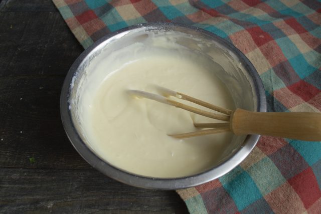 Замешиваем гладкое однородное тесто венчиком или лопаткой, стараясь не затягивать процесс. Замешиваем гладкое однородное тесто венчиком или лопаткой, стараясь не затягивать процесс.